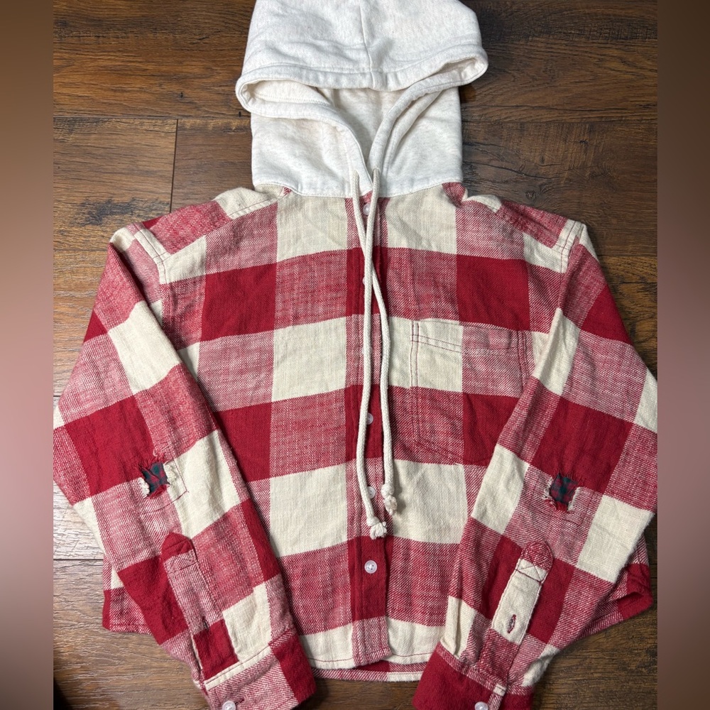 American Eagle cropped Red and Cream Plaid flannel xs